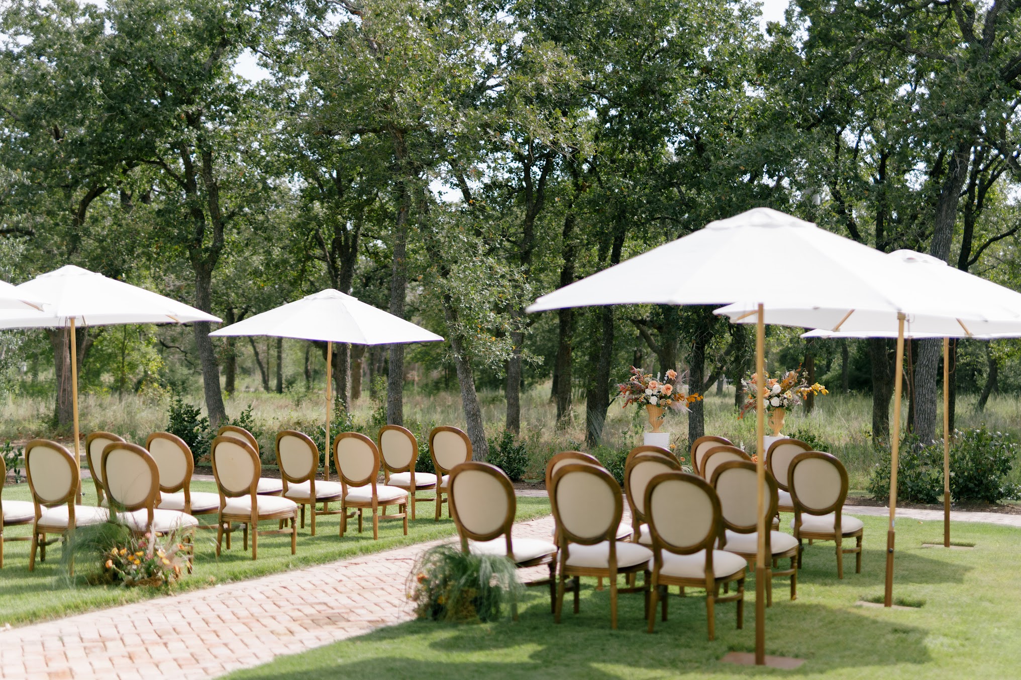 Outdoor wedding venue in Austin, Texas — Grand Lady on 20 acres with gardens and historic mansion.
